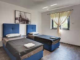 Villa in Valbandon With Swimming Pool