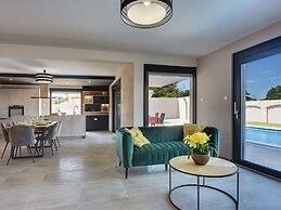 Villa in Valbandon With Swimming Pool