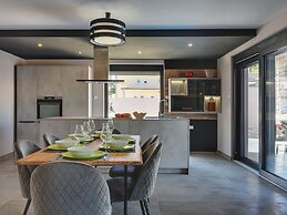 Villa in Valbandon With Swimming Pool