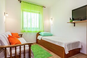 Holiday Home With Garden Located Near the Beach