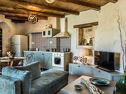 Traditional Renovated Villa Liodosifis with Heated Private Pool, Hot T