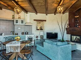 Traditional Renovated Villa Liodosifis with Heated Private Pool, Hot T