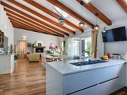 Villa with Swimming Pool, Volleyball Court & Hot Tub, near Rovinj