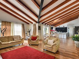 Villa with Swimming Pool, Volleyball Court & Hot Tub, near Rovinj