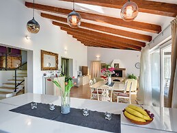 Villa with Swimming Pool, Volleyball Court & Hot Tub, near Rovinj