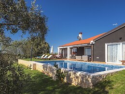 Villa with Swimming Pool, Volleyball Court & Hot Tub, near Rovinj