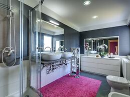 Villa with Swimming Pool, Volleyball Court & Hot Tub, near Rovinj