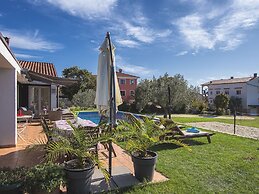 Villa with Swimming Pool, Volleyball Court & Hot Tub, near Rovinj