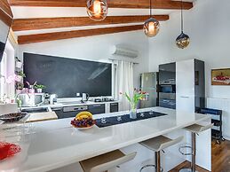 Villa with Swimming Pool, Volleyball Court & Hot Tub, near Rovinj