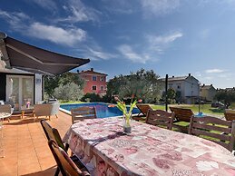 Villa with Swimming Pool, Volleyball Court & Hot Tub, near Rovinj