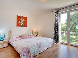 Villa with Swimming Pool, Volleyball Court & Hot Tub, near Rovinj