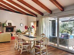 Villa with Swimming Pool, Volleyball Court & Hot Tub, near Rovinj