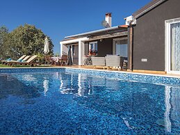 Villa with Swimming Pool, Volleyball Court & Hot Tub, near Rovinj