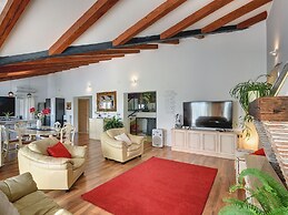 Villa with Swimming Pool, Volleyball Court & Hot Tub, near Rovinj