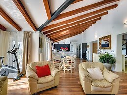 Villa with Swimming Pool, Volleyball Court & Hot Tub, near Rovinj