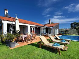 Villa with Swimming Pool, Volleyball Court & Hot Tub, near Rovinj