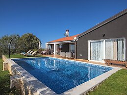Villa with Swimming Pool, Volleyball Court & Hot Tub, near Rovinj