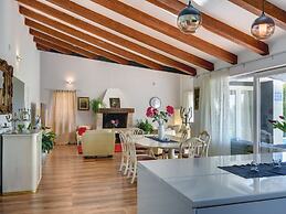 Villa with Swimming Pool, Volleyball Court & Hot Tub, near Rovinj
