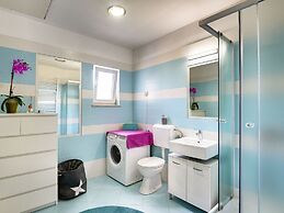 Villa with Swimming Pool, Volleyball Court & Hot Tub, near Rovinj