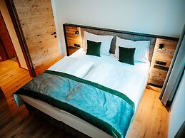 Large Apartment With Balcony & Terrace on Ski Slope