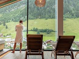 Large Apartment With Balcony & Terrace on Ski Slope