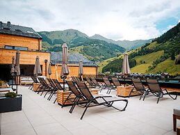 Large Apartment With Balcony & Terrace on Ski Slope