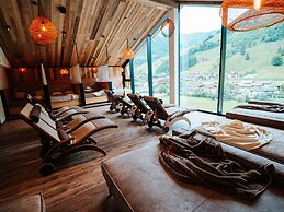 Large Apartment With Balcony & Terrace on Ski Slope