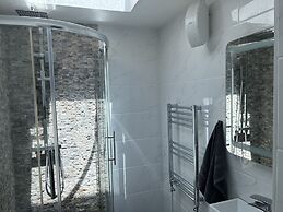 The Broadway Beach Homes Airbnb With Hot tub