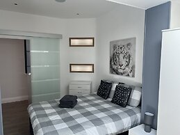 The Broadway Beach Homes Airbnb With Hot tub