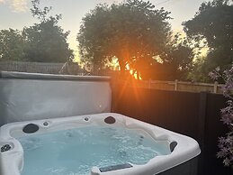 The Broadway Beach Homes Airbnb With Hot tub