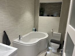 The Broadway Beach Homes Airbnb With Hot tub