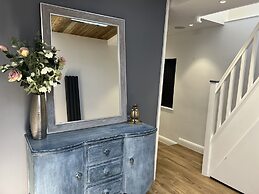 The Broadway Beach Homes Airbnb With Hot tub