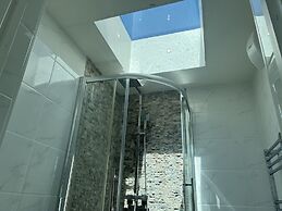 The Broadway Beach Homes Airbnb With Hot tub