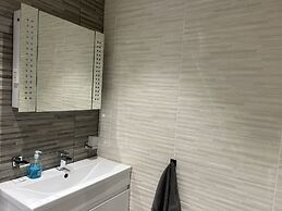 The Broadway Beach Homes Airbnb With Hot tub