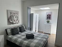 The Broadway Beach Homes Airbnb With Hot tub