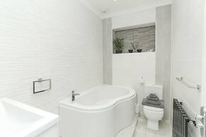 The Broadway Beach Homes Airbnb With Hot tub