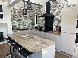 The Broadway Beach Homes Airbnb With Hot tub