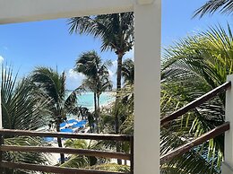 Cuxos Hotel Beachfront