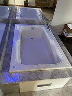 VIBE INN - WHIRLPOOL SUITES