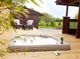 3-bed Lodge - Sleeps 7 - Hot Tub - Pet Friendly