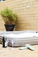 3-bed Lodge - Sleeps 7 - Hot Tub - Pet Friendly