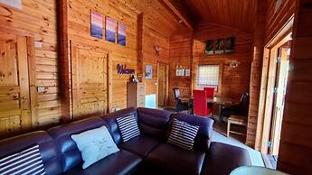 3-bed Lodge - Sleeps 7 - Hot Tub - Pet Friendly