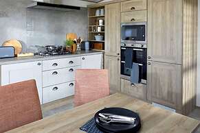 Captivating Bluebell Lodge 2-bed Cotswolds Caravan