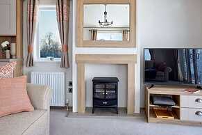 2-bed Lodge Sleeps 4 - Pet Welcome - Fireplace