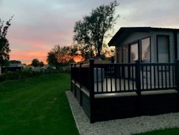 Captivating Bluebell Lodge 2-bed Cotswolds Caravan