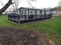 Captivating Bluebell Lodge 2-bed Cotswolds Caravan