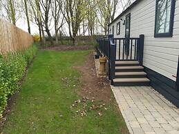 Captivating Bluebell Lodge 2-bed Cotswolds Caravan