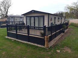 Captivating Bluebell Lodge 2-bed Cotswolds Caravan