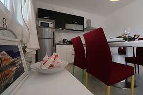 Stunning Apartment for 7 Close to Several Beaches