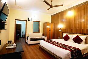 Goroomgo Moon Nainital